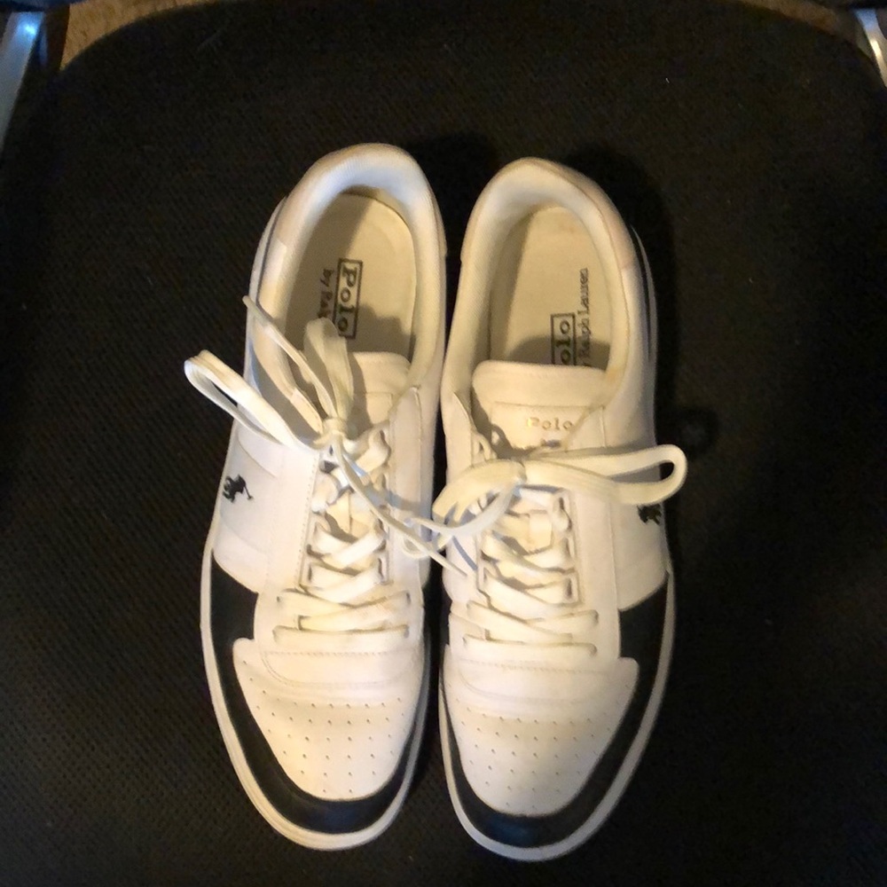 Tennis shoes